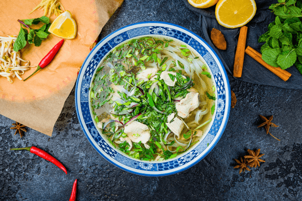 Zupa pho w wersji wegetariańskiej z grzybami straw i tofu