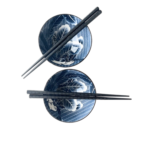 Zestaw niebieskich misek z pałeczkami z motywem rzodkiewki