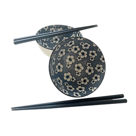 Zestaw niebieskich misek z pałeczkami z motywem białych kwiatków